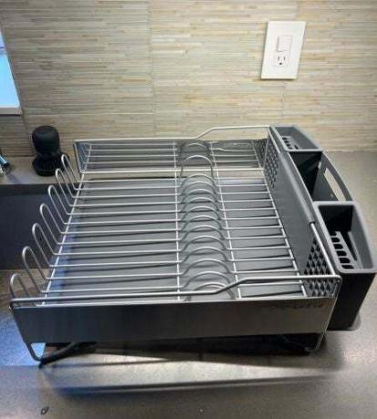 Пълноразмерна поставка за сушене на съдове KitchenAid на кухненски плот до кухненска мивка.