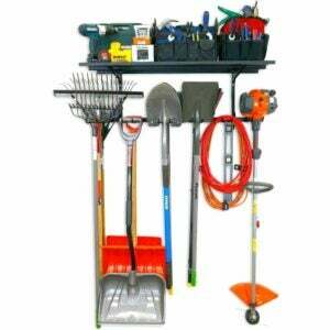 O rack de armazenamento StoreYourBoard Tool Max Garage totalmente carregado com ferramentas para casa e quintal.