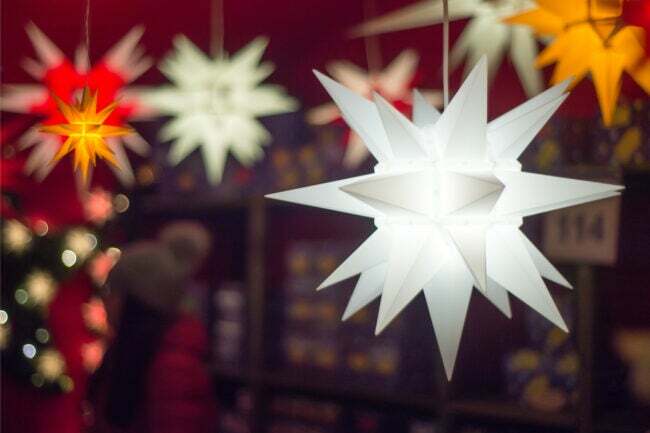 A visão de perto da epifania iluminada começa a ficar pendurada na frente de outras decorações de Natal.
