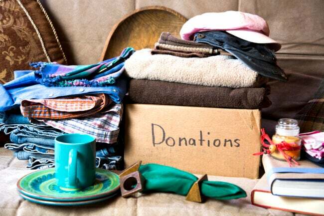 Coleta de itens para doação a instituições de caridade, incluindo roupas, lençóis e louças.