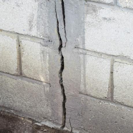 grandes fissuras na fundação, sinal de dano estrutural