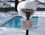 6 conseils d’entretien de piscine en cas de neige et de glace en hiver