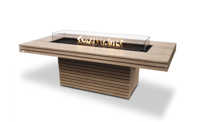 egy EcoSmart téglalap alakú teakfa étkezőasztal, melynek közepén egy üvegfallal védett tűzrakás található