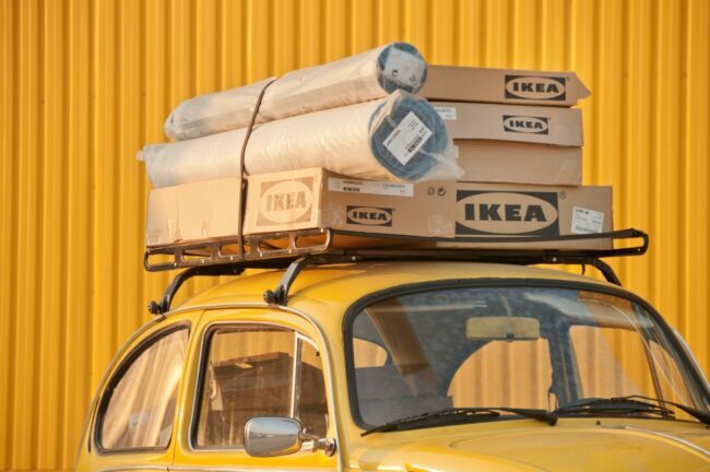 Ikea dėžės ant automobilio viršaus.