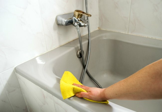 Как удалить мыльную пену - протрите ванну