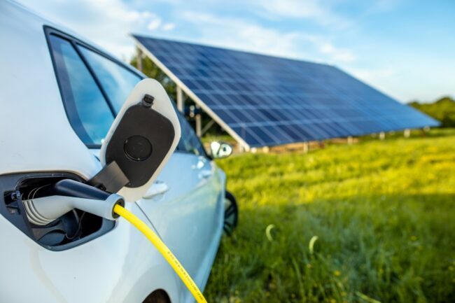 Ratkaistu! Kuinka käyttää kotisi aurinkopaneeleja sähköautosi lataamiseen - lataus aurinkopaneeleilla taustalla