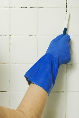 Melns pelējums vannas istabā - melnā pelējuma tīrīšana starp flīzēm
