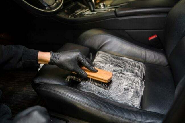 melhor maneira de limpar bancos de carro de couro - limpeza de assento com escova macia