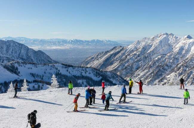 Utah, Salt Lake City yakınlarındaki Rocky Dağları'ndaki Snowbird Kayak Merkezi'nde kayakçılar ve snowboardcular