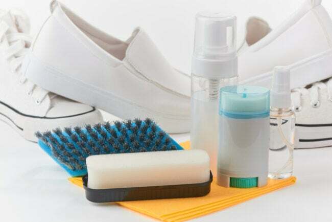 kuidas puhastada valgeid kingi