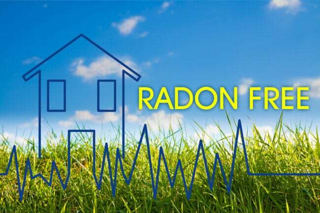 Графика со словами «Без радона» и контуром дома расположены над полем зеленой травы и голубого неба.