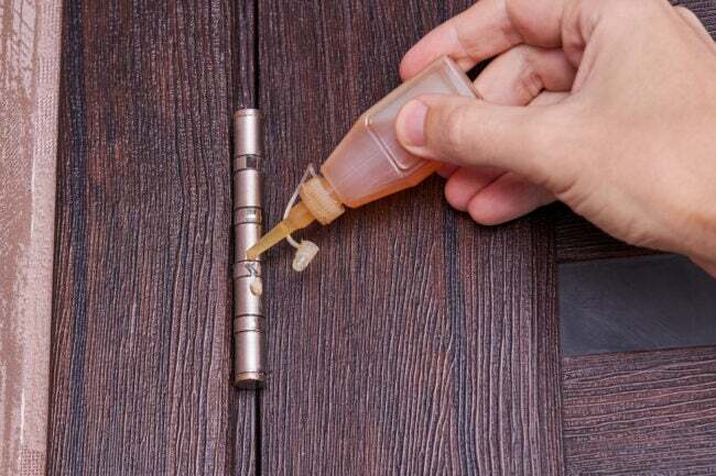 fissaggio della cerniera della porta utilizzando olio lubrificante