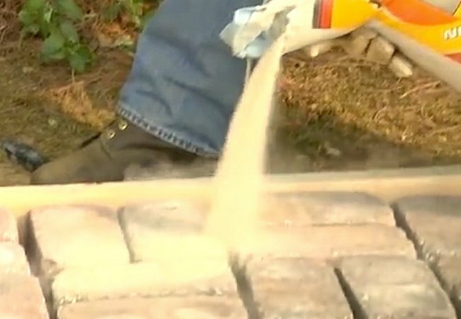 Sådan bygger du en brolægger -terrasse - Tilslutning af sand