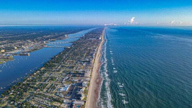 iStock-1407887042 5 byer, der er uforsikredeShore Line Beach Ocean Horizon Shots Florida Drone 2022
