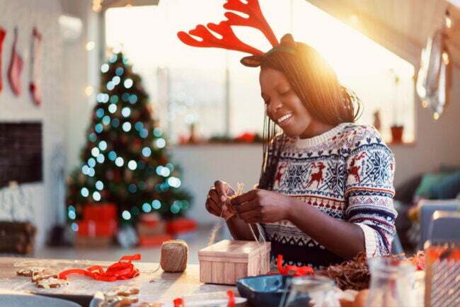иСтоцк-1289003965 жена у празничној куповини која прави божићне поклоне