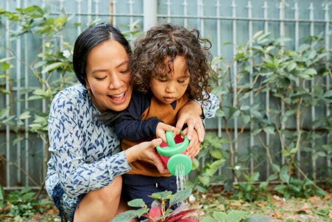 10 dolog, amit minden új kertésznek tudnia kell, hogy anya és gyermeke öntözze a növényeket