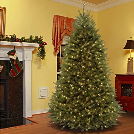 Karácsonyfa tiszta fényű kandalló mellett