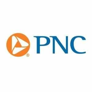 「PNC」という単語は、白地にオレンジと白の会社のロゴの隣に青で表示されます。