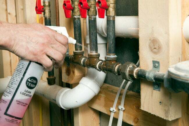 hoe ruikt een gaslek - loodgieter controleert op lekkage in gasleidingen