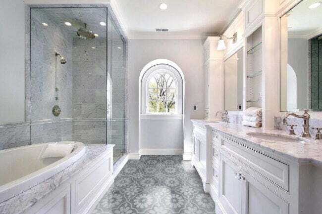 Luxusná kúpeľňa so záhradnou vaňou, skleneným sprchovacím kútom a sivobielym mramorovým obkladom