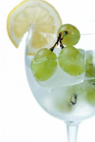 Uvas congeladas em uma bebida