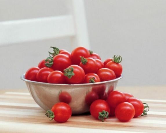 vrste paradižnikov - rdeči češnjevi paradižniki v srebrni skledi