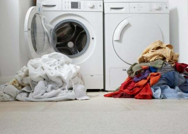 두 종류의 세탁물(흰색과 색깔 있는 세탁물)