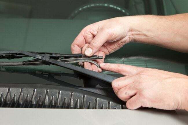 autókarbantartási feladatok - törött ablaktörlő kézi ellenőrzése