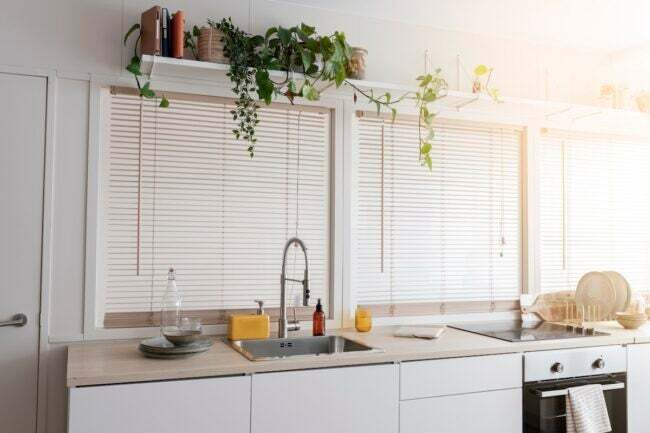 Una fila di finestre con persiane in una cucina.