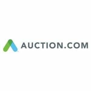 „Auction.com“ a jeho modré a zelené logo sa zobrazujú na bielom pozadí.
