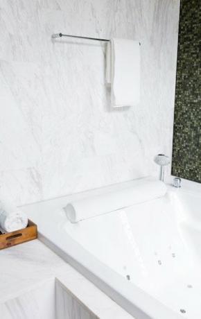 Cómo limpiar una bañera de hidromasaje: detalle de baño moderno