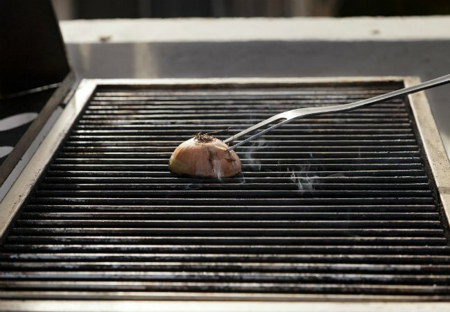 Kuinka puhdistaa grilliritilät - sipulilla