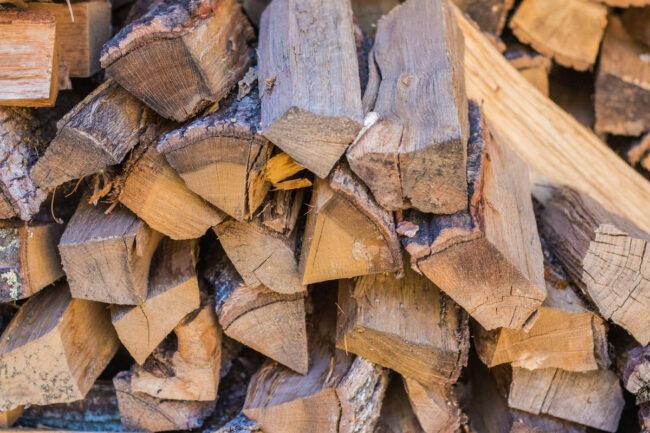 जलाऊ लकड़ी के भंडारण को कैसे ढेर करें