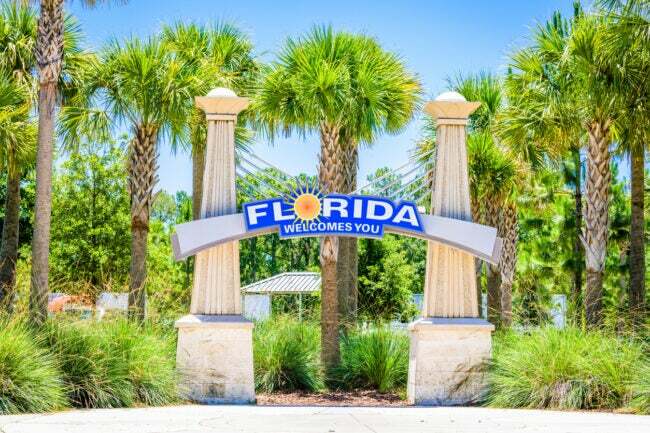 iStock-1191161237 masterplanerad gemenskap välkommen till Florida sign