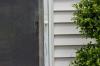 6 pasos a seguir para mejorar drásticamente la seguridad de las puertas mosquiteras — Bob Vila