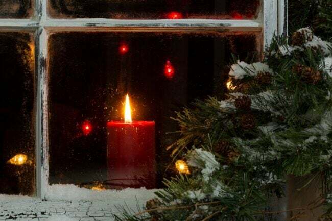 Kerze im Fenster - rote Kerze
