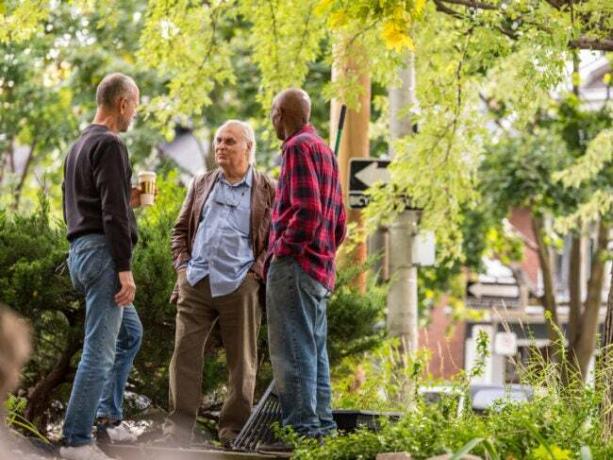 어쨌든 누구의 문제입니까? 세 명의 이웃 남자가 나뭇잎을 긁어모으며 이야기를 나누고 있습니다.