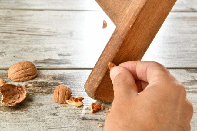 Použitie orecha na čistenie nôh drevenej stoličky
