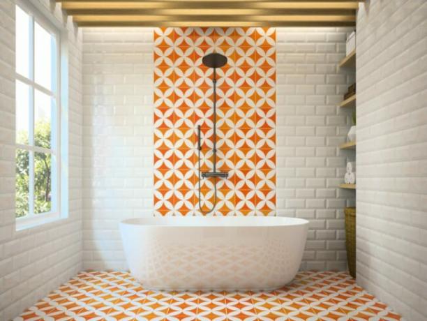 Élénk narancssárga mintás fürdőszoba