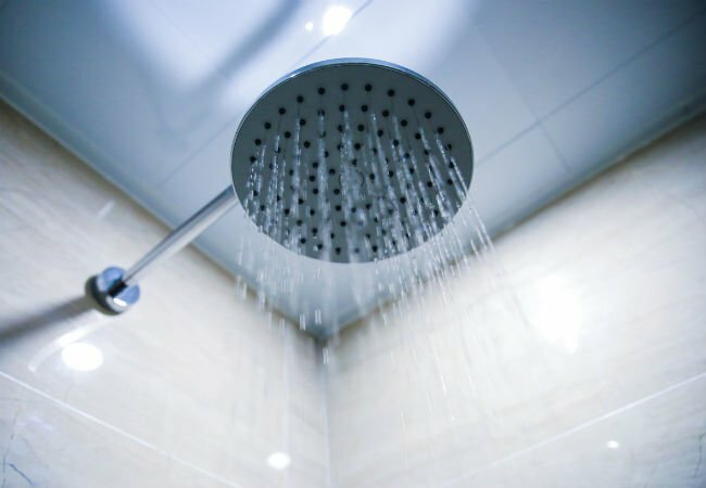 A nagy fürdőszoba -átalakítási tervezési döntés: kád vs. Zuhany
