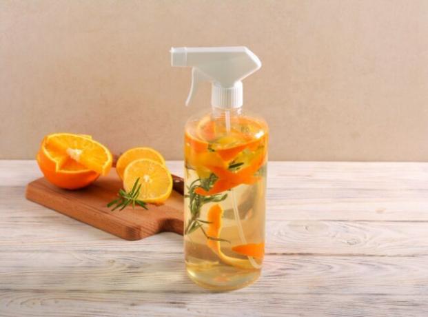 Φυσικό καθαριστικό σε μπουκάλι σπρέι με φλούδες πορτοκαλιού