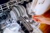 Máquina de lavar louça não está limpando pratos? Experimente estas 10 correções DIY