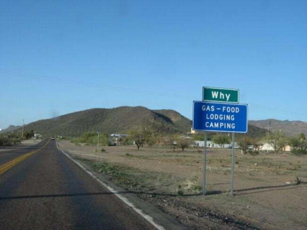 sinal de trânsito que explica por que o Arizona contra a paisagem da estrada deserta