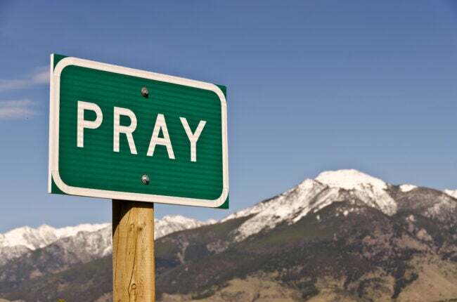 ceļa zīme Pray, Montana kalna priekšā
