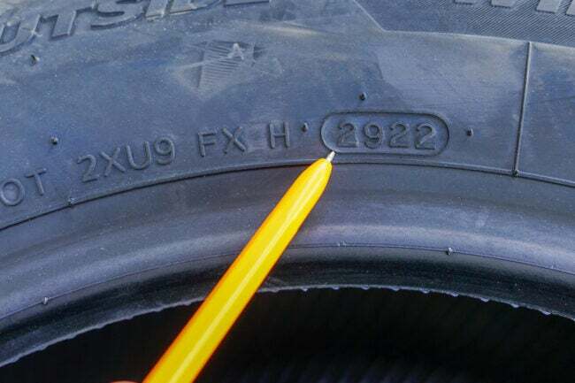 Vista laterale del nuovo pneumatico con indicazione della settimana e dell'anno di produzione del pneumatico, marcatura del pneumatico