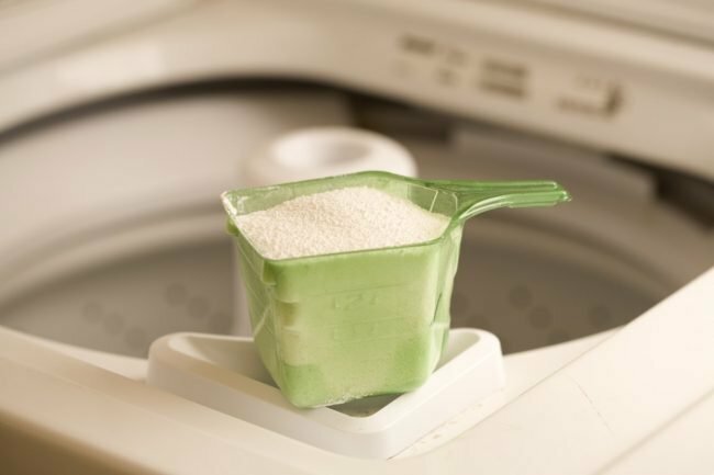 שימוש בנוזל לעומת אבקת אבקת כביסה במכבסה