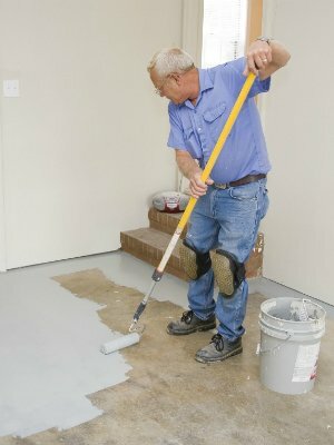 Como pintar o chão de uma garagem - Rolling On Paint