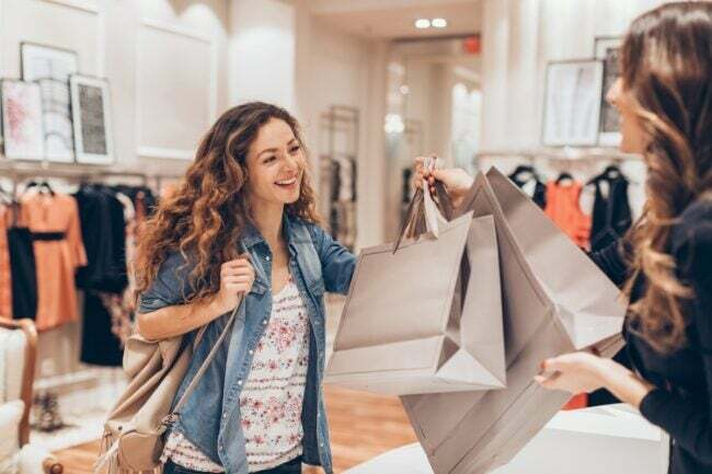 poletni čas 2023 - mlada ženska je predala nakupovalne vrečke