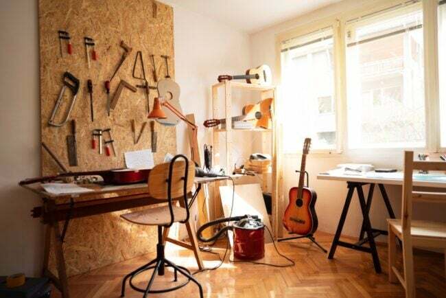 pomysły na pokój rzemieślniczy - warsztat gitarowy