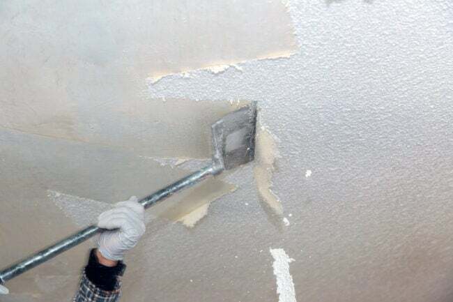 Зніміть у попкорні стелю домашню стіну видалення текстури стелі знесення гіпсокартону